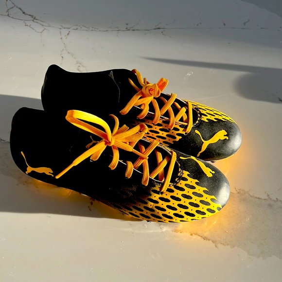 Soccer shoes - size 4.5 - Picture 1 of 3